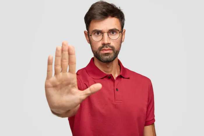 Por qué no limpiar gafas con camiseta