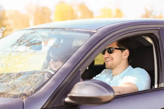 Razones para usar gafas de sol al conducir