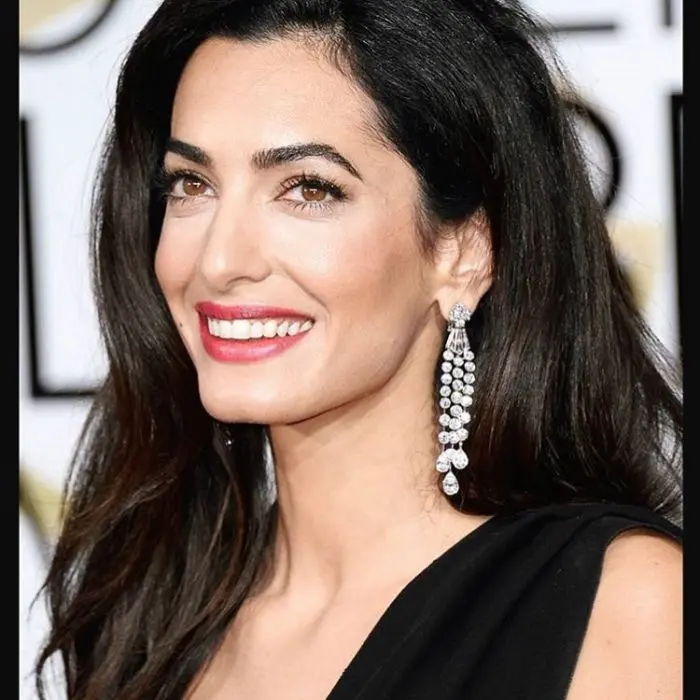 Amal Clooney con cejas gruesas