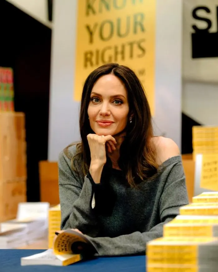 angelina jolie ojos hermosos