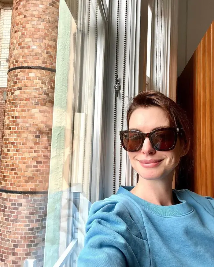Anne Hathaway con gafas