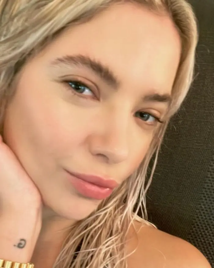 ashley benson con ojos azules