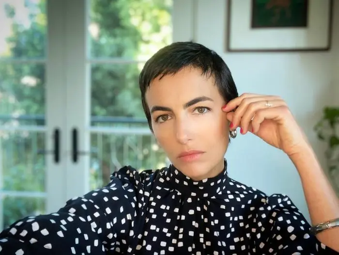 Camilla Belle con cejas gruesas
