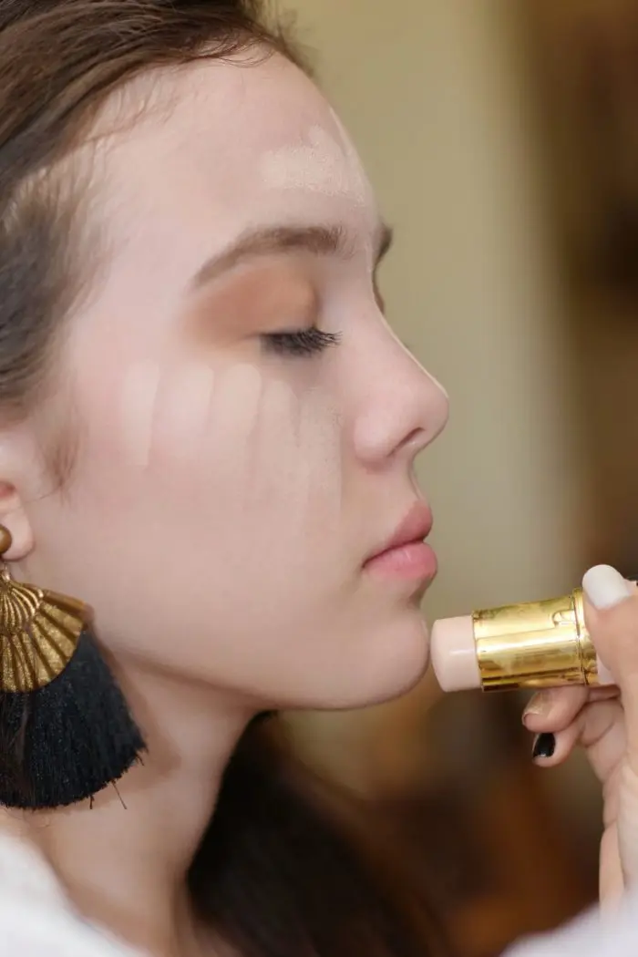 Corrector sin marcas debajo de los ojos