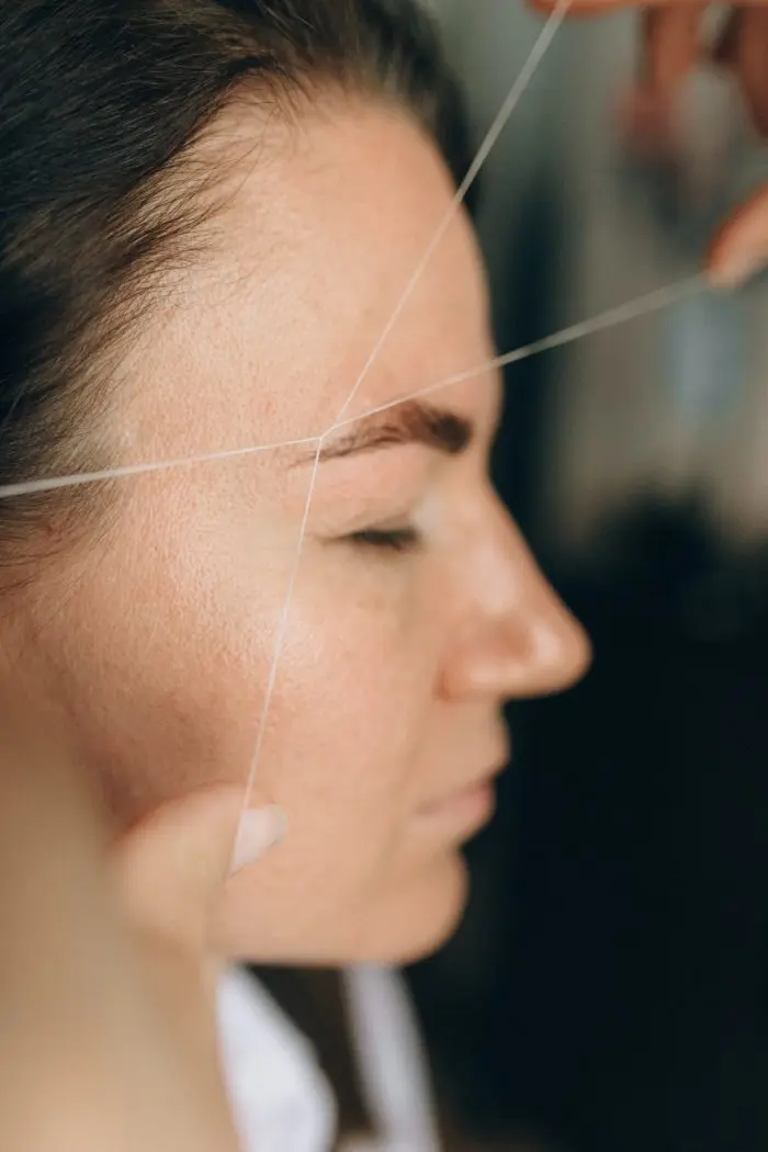 depilación de cejas con hilo
