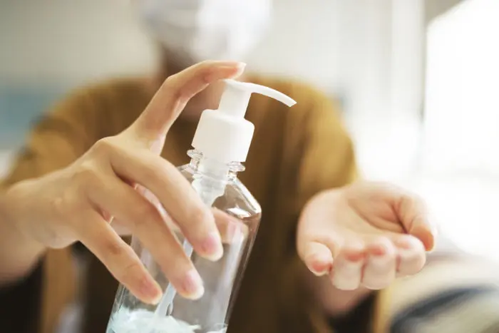 Efectos de usar gafas limpiadas con gel desinfectante