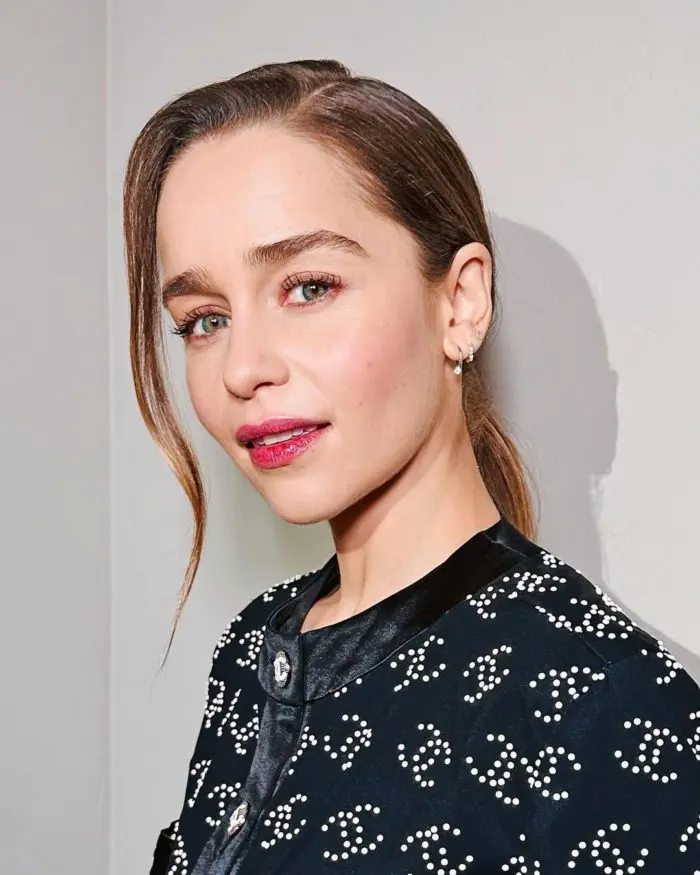 Emilia Clarke con cejas gruesas