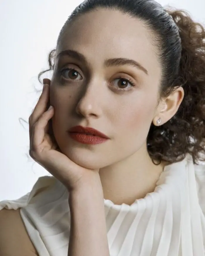 Emmy Rossum con cejas gruesas