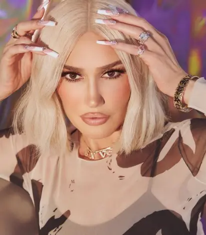 gwen con ojos almendrados