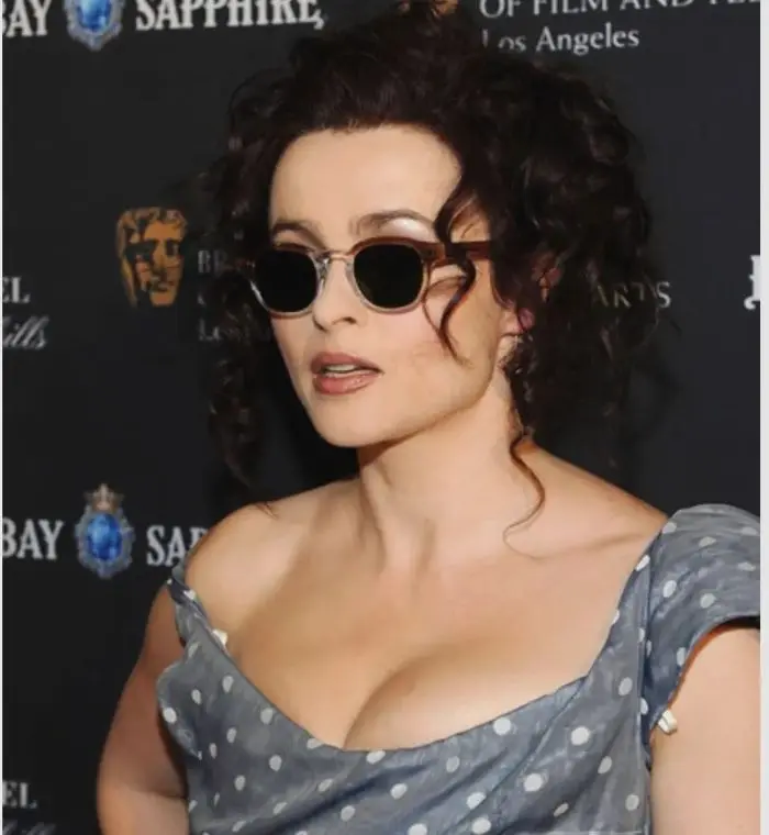 Helena Bonham Carter con gafas elegantes