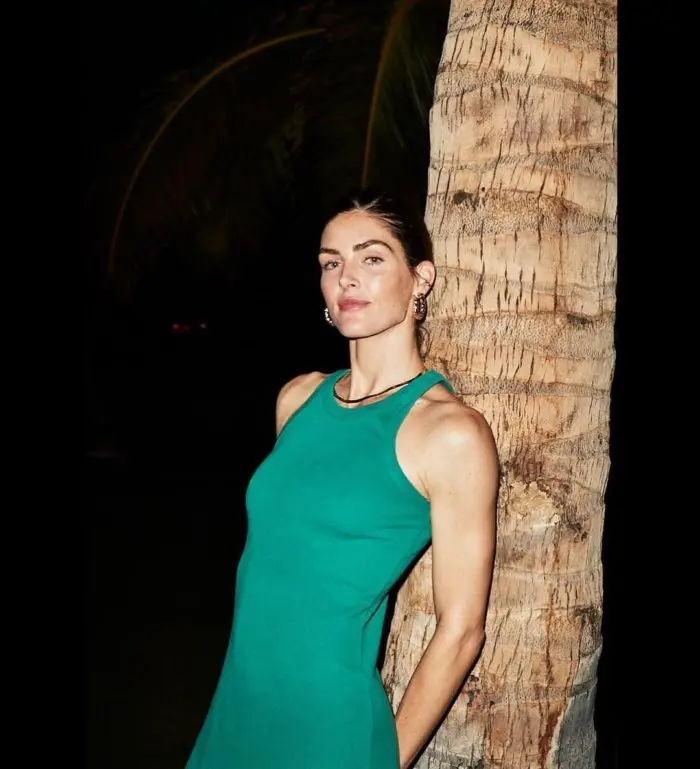 Hilary Rhoda con cejas gruesas