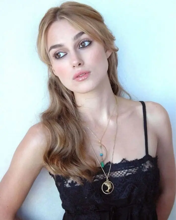Keira Knightley con cejas gruesas
