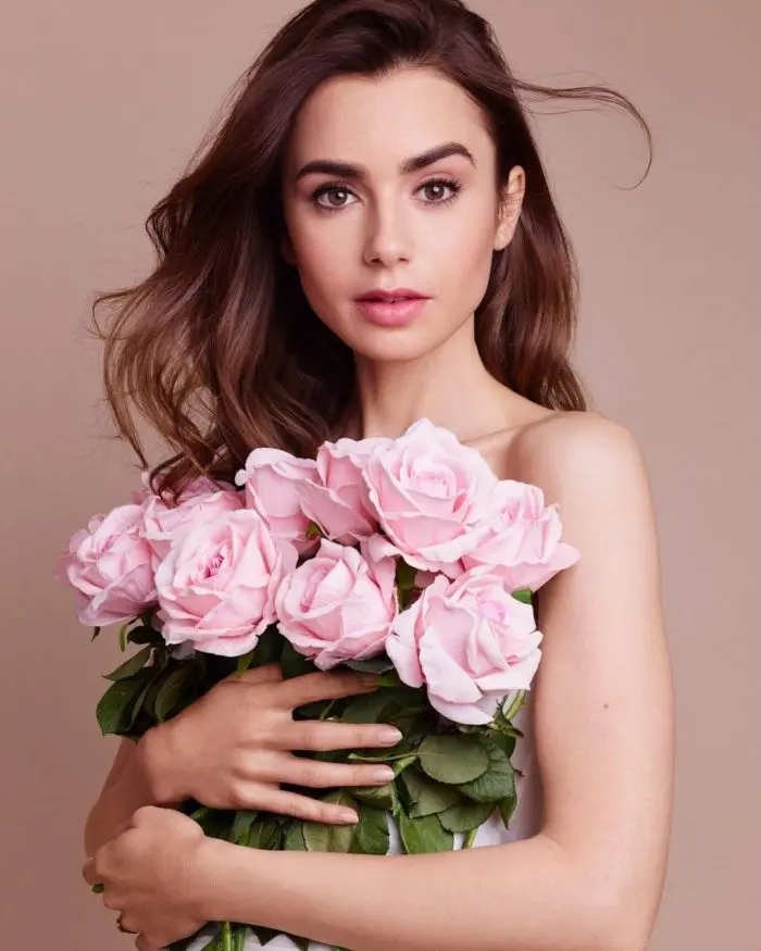 Lily Collins con cejas gruesas