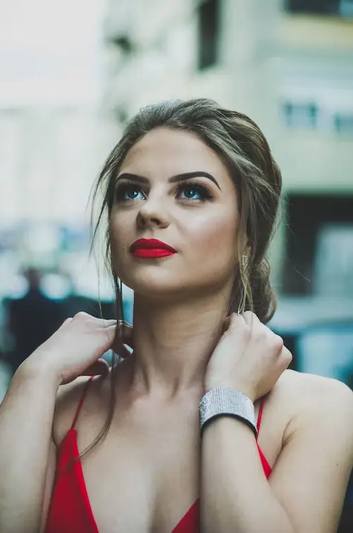 Maquillaje de Ojos con Pintalabios Rojo