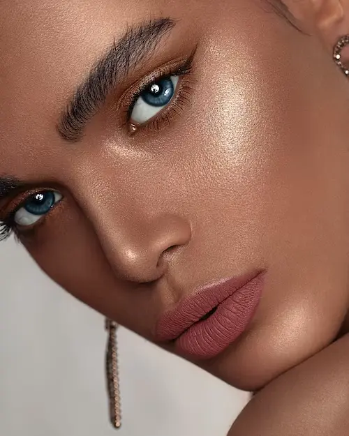 Mejores looks de maquillaje de ojos para ojos azules