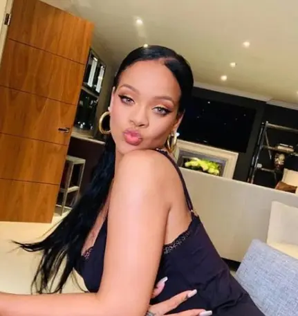 ojos almendrados de rihanna