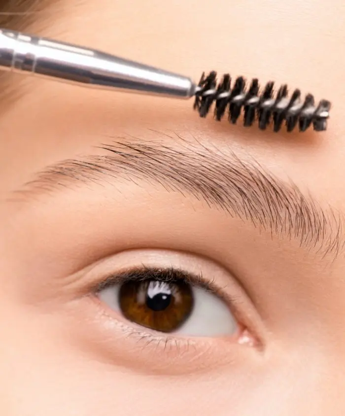 Peina tus cejas para recortarlas