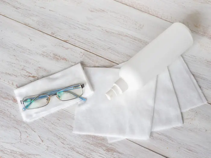¿Puedo limpiar gafas sin paño de microfibra?