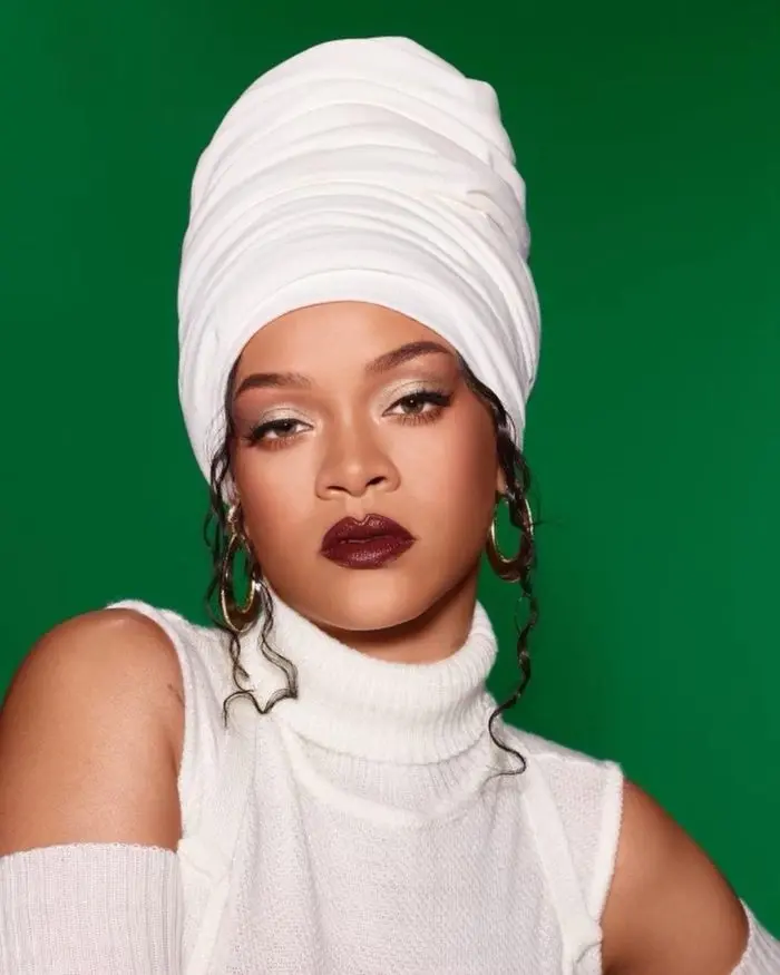 Rihanna con cejas gruesas
