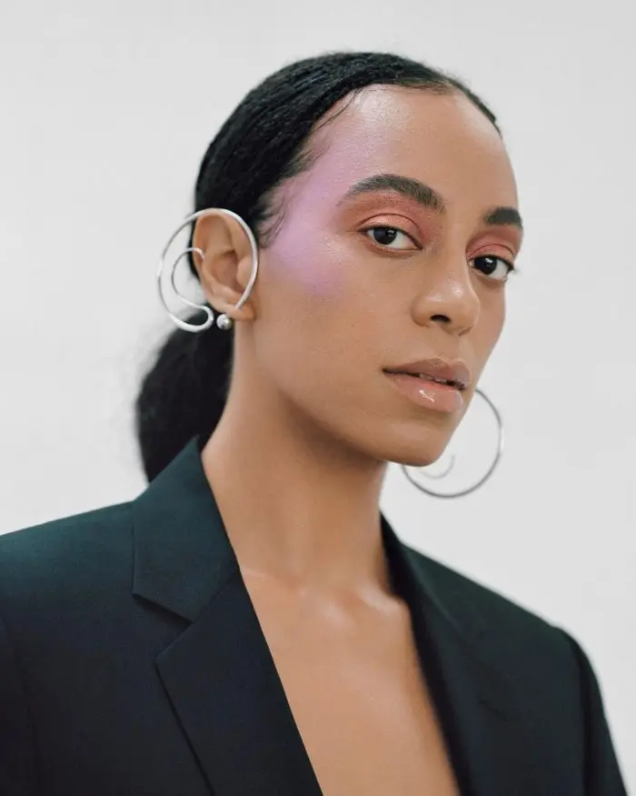 Solange con cejas gruesas