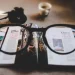 Usar audífonos con gafas