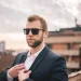 Usar Gafas de Sol con un Traje