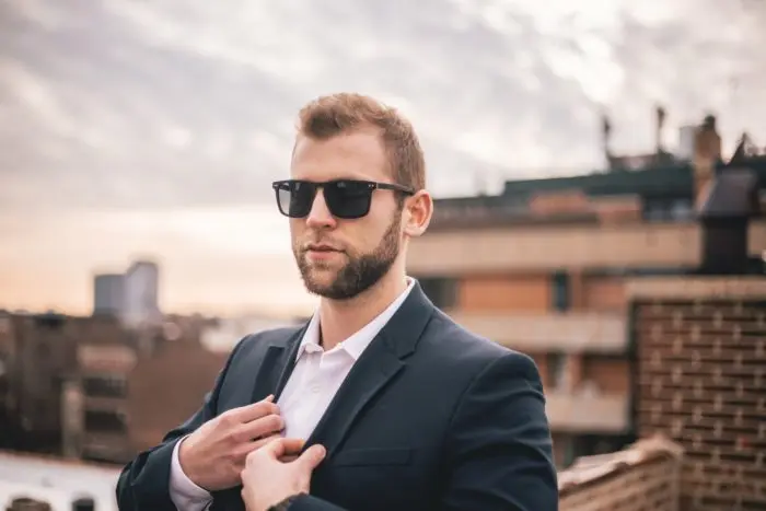 Usar Gafas de Sol con un Traje