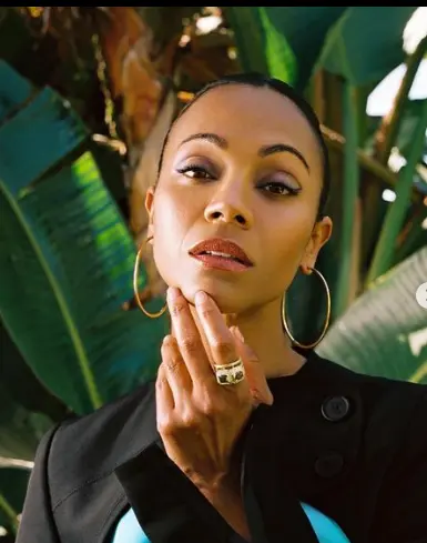 zoe saldana tiene ojos almendrados