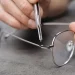Cómo eliminar la suciedad de las bisagras de las gafas de sol
