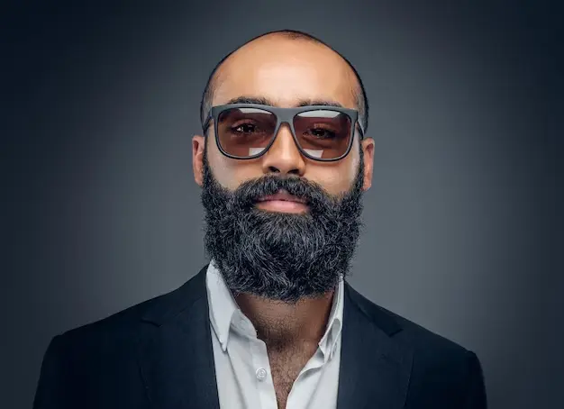 Hombres Calvos con Gafas