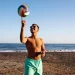 jugadores de voleibol de playa con gafas de sol