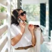 Personas usando gafas de sol en interiores