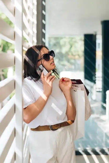 Personas usando gafas de sol en interiores