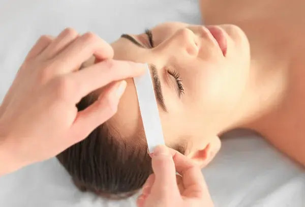 Preparación para la depilación con cera en cejas