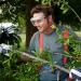 Usar gafas durante tareas en el jardín